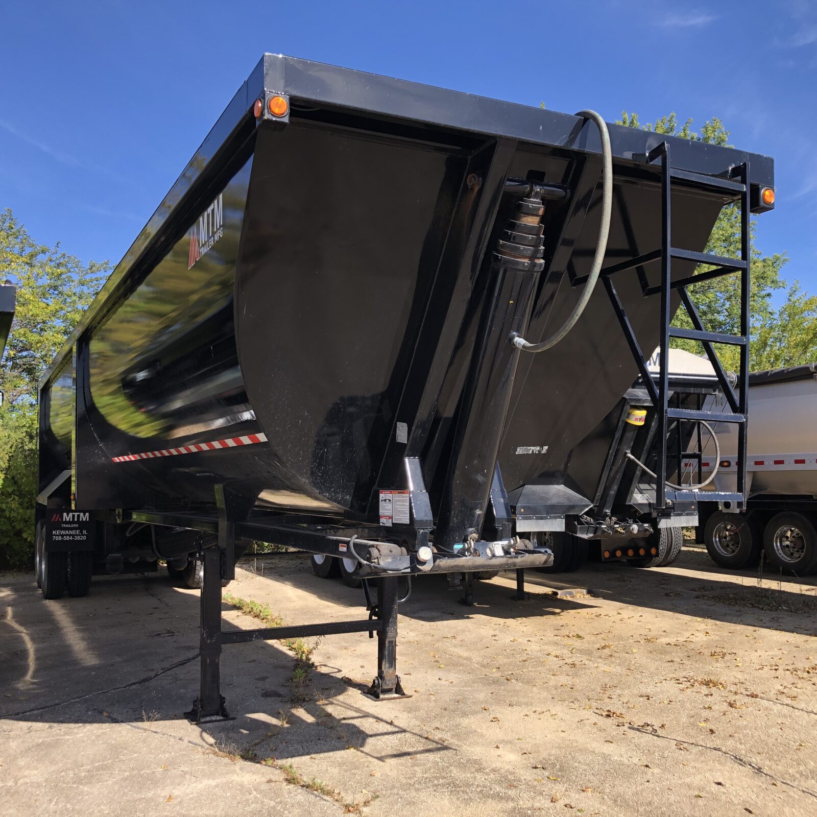 used mtm 40 foot round bottom trailer